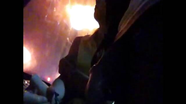 Якісні фільми :  Брюнетка з маленькими цицьками знімає з себе одяг секс з сестрою і трахается Фільми для дорослих 
