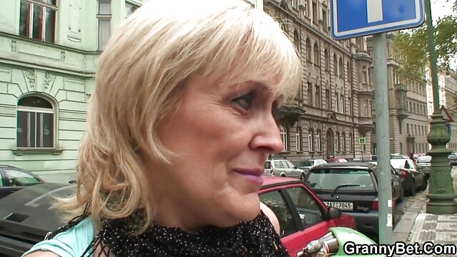 Якісні фільми :  Чарівна блондиночка з маленькими порно сестри цицьками отримує проникнення Фільми для дорослих 